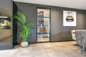 keuken keramische tegels in het formaat 60x60 in de kleur taupe grijs onder deze tegels ligt vloerverwarming id binnendeuren deuren interieur thuisdecoratie