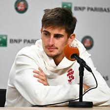 Arnaldi desiste da semi de Roland Garros por causa de virose e Cobolli faz final contra Zverev