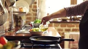 رؤية تسريب الغاز في منام المرأة المتزوجة وكأن أشخاص أقرباء أو من الجيران يقومون بقطع خرطوم أسطوانة الغاز، فيتسرب الغاز سريعًا، فيدل ذلك على افتعال بعض المشاكل التي سوف تورق على صاحبة المنام حياتها ولكن ستكون صامدة وصابرة إلى أن يتم انتهاء هذه الخلافات والمشاكل نهائيًا. Ta0j3rt4s8fnym