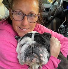 Every morning these two bulldogs beg their dad to go skateboarding — wait  till you see what he comes up with when winter hits 🏂💙 We talked to  SkateboardK9 about these two