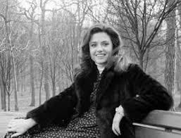 Conosciuto ai più per essere da molti anni il marito della cantante gigliola cinquetti, luciano teodori a dispetto della consorte famosissima fin dagli anni 60, è rimasto sempre in disparte, lontano dai riflettori pur condividendo la vita con gigliola da oltre 40 anni. Gigliola Cinquetti Fans Home Facebook