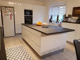 Nobilia Pura Xtra Solid Granite Nachbildung Arbeitsplatte Grosse Insel Hochschranke Und Sideboard Nobilia Fertiggestellte K Kuchen Planung Nobilia Einbaukuche