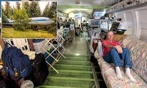 Bruce campbell is an inventive engineer who bought a retired boeing 727 aircraft fuselage and upcycled it into an unusual and innovative home. Bruce Campbell Jet Living The High Life Engineer Transforms Retired Passenger Jet Into Dream Home In The Oregon Woods Daily Mail Online