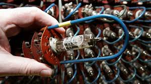 Brown (charlie braun) gebaute transistorized airborne digital computer (tradic) den ersten computer der welt, der komplett mit transistoren statt röhren bestückt war den betrieb auf; Konrad Zuse John Von Neumann Und Co Der Computer Hatte Viele Vater Br Wissen