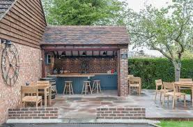 Am Nager Un Bar De Jardin Conseils Utiles Fabriquer Exterieur Backyard Fireplace Backyard Dining Diy Outdoor Bar