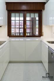 Modelo de cocina en l, urbana, pequeña, con fregadero de doble seno, armarios estilo shaker, puertas de armario negras, encimera de madera, electrodomésticos de acero inoxidable, una isla, salpicadero rojo, salpicadero de ladrillos, suelo de madera clara, suelo marrón y. Cocina Blanca En Forma De U Bienvenidos A Mi Cocina Cocinas Suarco