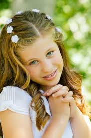 Dal classico al moderno, dal capello raccolto a quello sciolto, la vostra bambina ha mille opportunità per trovare il suo look da principessa. Bene Acconciature Bambina Prima Comunione Idee Di Acconciatura