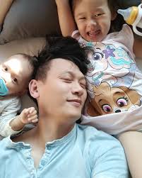 Darren Li 達人勵| 耶~~~ 今年已經過了一半了耶，我只要再辛苦17年2個月又14天就好了！ X#&O-+$-_×¥✓#x...  #mixedcouple #amwf #interracialcouple #polishwife #polishlife #summer  #family...