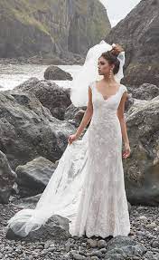 This Gorgeous Lace Wedding Dress Has A Beautiful Sleeveless Bodice With A Scalloped V Neckline And Wedding Gowns Lace Wedding Dresses Sheath Wedding Dress Lace