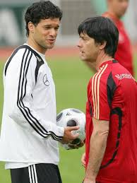 Michael ballack, né le 26 septembre 1976 à görlitz (alors en république démocratique allemande), est un footballeur allemand évoluant au poste de milieu de terrain. Low Ballack Bleibt Mein Kapitan Dfb Deutscher Fussball Bund E V