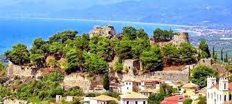 Κάστρο μέσα στον παραδοσιακό, γραφικό οικισμό με τα λιθόστρωτα φιδίσια καλντερίμια κ. Kastro Kyparissias Ellhnika Kastra