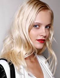 Du brun au tie dye chatain du blond dore au blond blanc en. Le Cheveu Blond Platine Cheveux Blonds Les Nuances A Demander A Son Coiffeur Elle