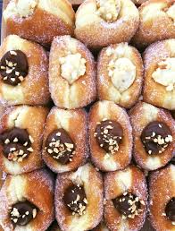 Saat ini bomboloni begitu populer dan banyak dijual di toko roti hingga pemesanan secara online.berikut resepkoki hadirkan resep bomboloni yang mudah, lezat, dan sempurna hasilnya. Mrhafidh Nothing Personal