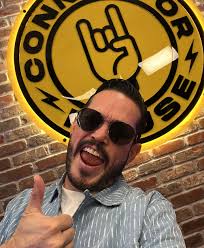 En @laconnectorhouse @losnadanuevo somos felices hablando de lo retro y su  contraste con la actualidad. Ah, y también me hago fotos donde cada día  salgo más guapo 😎 ¿Qué temas deberíamos hablar?