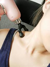 筋膜槍怎麼挑選最適合？全家人都適用的極輕巧iNO小捶按摩槍開箱– Qmoo Mom | 我是捲毛媽