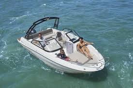 Le Cap Camarat 6 5 Br Premier Modele De La Gamme Bowrider De Jeanneau Bateau A Moteur Bateau Moteur Bateau