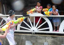 Pesta air (songkran) yang dirayakan setiap tahunnya pada bulan april,selain banyak peristiwa menyenangkan tetapi juga banyak terjadi kecelakaan yang sangat. Pesta Air Songkran Di Thailand Tahun Ini Lebih Gempak