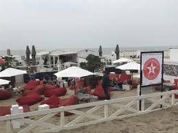 Helaas tot zondag fully booked. Meest Luxueuze Strandbar Van De Kust Vind Je In Knokke Kw Be