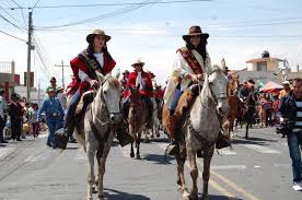 La diablada de píllaro, la fiestas de las flores y de las frutas, el carnaval de guaranda, la cerveza de yuca en sarayaku, la chonta de la amazonía, el inti raymi, el paseo procesional del chagra, la mama negra, el yamor y el rodeo montubio costeño. Fiestas Nacionales Guia Ecuador