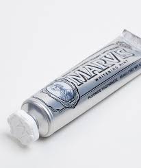 Die marvis zahnpasta wird in florenz produziert und schützt und weißt zähne schon seit 1958. Marvis Whitening Mint Zahnpasta 54952