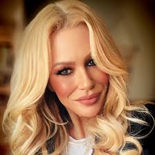 Danielle Holloway's Instagram, Twitter & Facebook