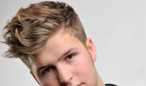 Il ciuffo laterale è l'icona del movimento nei tagli di capelli e non per niente viene accoppiato spessissimo ai tagli corti minimal e pari, sui . Taglio Capelli Corti Uomo Taglio Capelli Tagli Uomo Capelli Corti