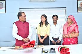 सुप्रिया बिटिया, छत्तीसगढ़ को तुम पर गर्व है। भारतीय सेना में लेफ्टिनेंट पद  पर चयनित मुंगेली की बेटी सुश्री सुप्रिया सिंह से आज मंत्रालय ...