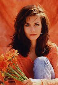 Lisa kudrow, courteney cox and jennifer aniston are part of group text. Pin On Ppl