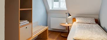 Ruhiges schlafzimmer, welches liebevoll mit bäuerlichen möbeln eingerichtet ist. Schlafzimmer Holz Ausstattung Hilmar Gundermann Erstellt Individuell
