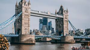 This latest attack comes after the uk's terrorism threat level was downgraded on. London Mann Klettert Auf Tower Bridge Um Beruhmt Zu Werden