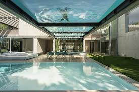 Piscine Avec Un Fond En Verre Dans Une Maison Design Maison Design Maison Moderne Piscine Sur Le Toit