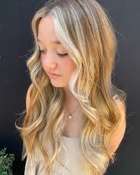 Halo highlight 💫 I used this placement so the highlights frame her face,  and by highlighting all the hair underneath that also frames her face when  it sits in front of her