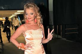 В ее жизни не было падений. Molodoe Lico I Osinaya Taliya Larisa Dolina Neozhidanno Preobrazilas