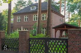 Jonas kaufmann (born 10 july 1969) is a german operatic tenor.he is best known for his performances in spinto roles such as don josé in carmen, cavaradossi in tosca, maurizio in adriana lecouvreur, and the title role in don carlos.he has also sung leading tenor roles in the operas of richard wagner in germany and abroad, most notably at the metropolitan opera in new york. Where Was The Netflix S Series Dark Filmed Around Berlin