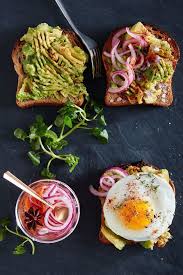Das Ultimative Avocado Toast Rezept Gekront Mit Einem Perfekt Gebratenen Ei Und Gurke Avocado Das Ei Einem Avocado Toast Rezept Rezepte Avocado Toast