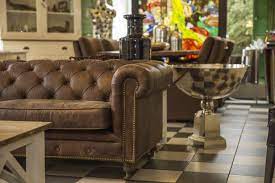 Couch chesterfield leder silber / furniture furniture archello / ways to create chesterfield leather models in blender | part 2. Impressionen Aus Dem Nostalgiepalast Nordhorn Chesterfield Couch Sofa Leder Vase Silber Pokal Ladeneinrichtung Impressionen Chesterfield