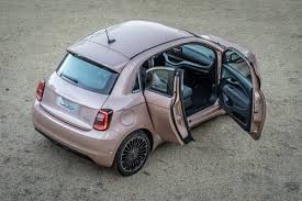The front logo is the statement of an icon. Fahrvorstellung Fiat 500e Im Wandel Der Zeit Auto Medienportal Net