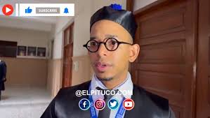 El joven Steven Alberto, fue sacado esposado del palacio de justicia ⚖ de  San Francisco de Macorís, donde se presentó para responder por una  querella. Steven está acusado de agredir a su