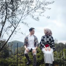 Scopri ricette, idee per la casa, consigli di stile e altre idee da provare. 30 Foto Prewedding Outdoor Casual Simple Romantis