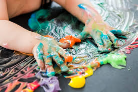 Malowanie Dziecka Rękami | Zdjęcie Premium