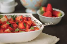 A casa, dagli amici, al ristorante o negli aperitivi. Macedonia Di Fragole Cannella Amore E Fantasia