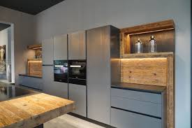 Altholzkuche Kuchendesign Modern Interpretiert Mit Altholz Fronten Aus Metall Und Leder Grifflose Kuche Innena Kuchen Design Kuchen Planung Moderne Kuche