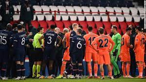 Les cotes et notre pronostic vous aideront a parier sur ce match. Psg Vs Istanbul Basaksehir New Officials For Match Suspended After Alleged Racist Incident Cnn
