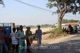 Ia mungkin mau pulang dari tempatnya bekerja, sebagai pekerja bangunan di pabrik masker, kata sutarko. Pembangunan Pabrik Sepatu Di Jombang Rusak Saluran Irigasi Beritajatim Com
