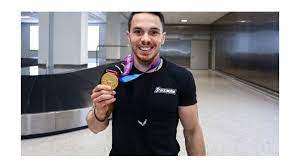 Αναζήτηση θέσεων εργασίας για αεροδρόμιο. Petroynias Epestrepse Sthn Ellada Me To Xryso H Ypodoxh Ths Syzygoy Toy Sto Aerodromio Fwto