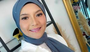 Masih mengakui dalam proses mengenali tunangnya yang dikenali sebagai, roszaliza yusof, remy masih menunggu tarikh yang sesuai untuk melangsungkan hari istimewa tersebut. Hfc17kgbei2yfm