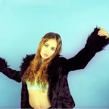 Fiona frewert, singer and multiinstrumentalist of the german band faun creates a unique fusion of classical piano music with celtic folk music fiona rüggeberg | vocals•recorder•bagpipes•piano. Why Fiona Apple Is The Style Icon We Need Right Now Vogue