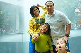 Jun 25, 2021 · maia estianty naik pesawat jet pribadi dari jakarta ke bali khusus untuk menjemput irwan mussry yang sedang berada di ubud. Suami Penyanyi Intan Rj Indra Utama Meninggal Dunia