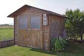 Für das streichen von beton geht es in erster linie darum, wie glatt die oberfläche ist. Gartenhaus Neu Streichen Grundieren Und Lasieren Anleitung Diybook De