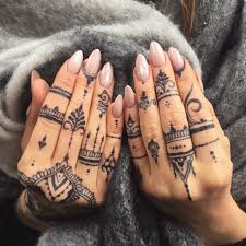 Jaaaa, es ist kein richtiges henna tattoo, aber echt eine super alternative, wenn man lust auf mehr farbe und sehr einfaches auftragen hat. 1001 Finger Tattoo Ideen Und Ihre Bedeutung